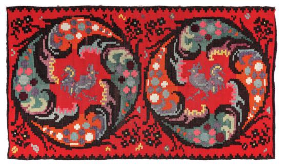 Covor traditional moldovenesc, din lana, parietal, decorat cu doi cocosi si motive geometrice, prima jumatate a sec. XX