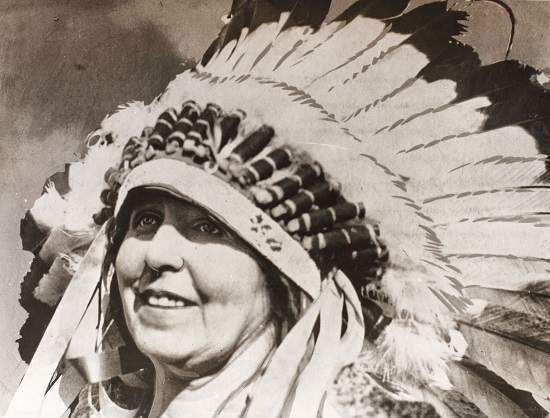 Regina Maria, incoronata de capetenia Sioux