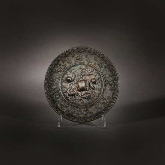 Oglinda din bronz patinat, decorata cu motivul ”Struguri ?i leu” - ”Lion and grapevine”, perioada dinastiei Tang, China, sec. IX-X, piesa rara, de colec?ie